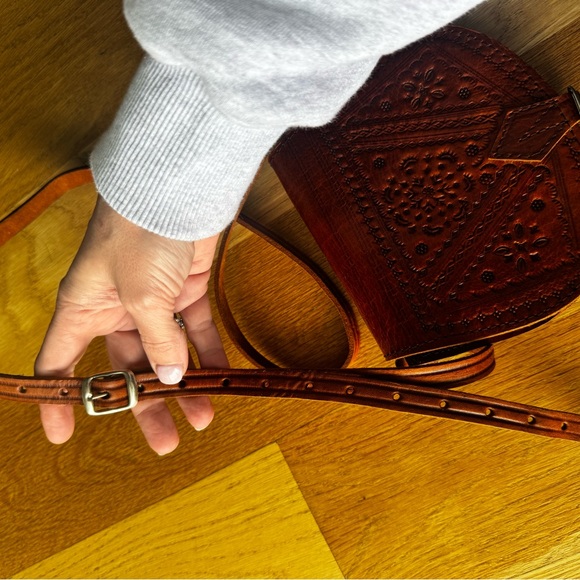 Handcrafted Brown Leather Crossbody saddle Bag - Picture 5 of 8
